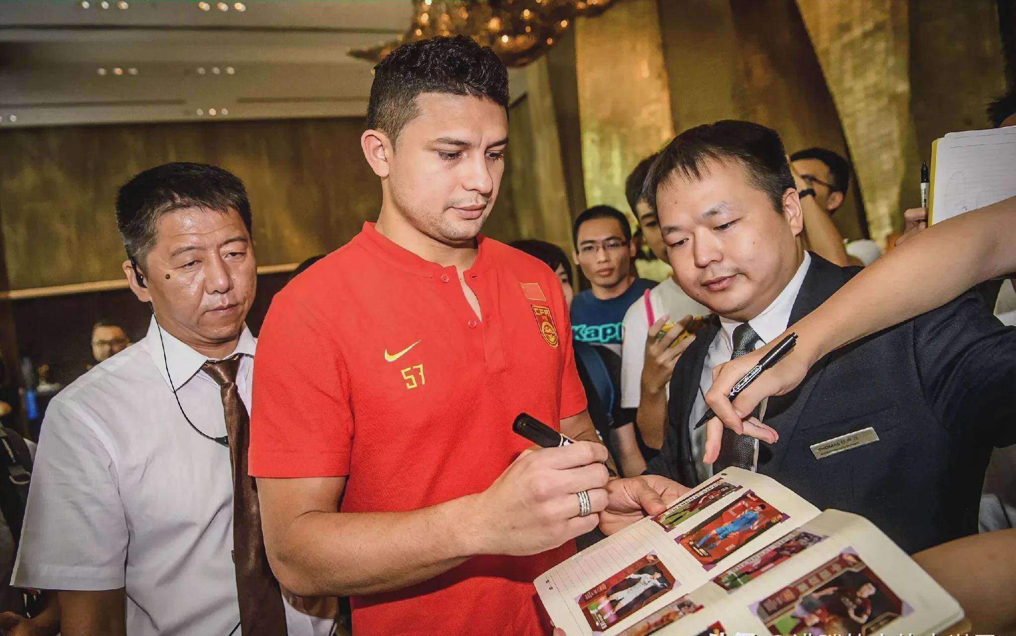  社区盾赛后再迎强敌，本菲卡官宣签约，主帅态度——态度坚定，医务组通报恢复